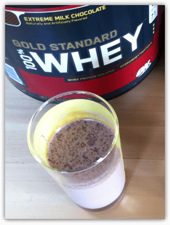 100% Gold Whey in Milch gelöst